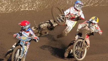 Charlie Gjedde, i blått, vurpar i förra årets match mot Indianerna.