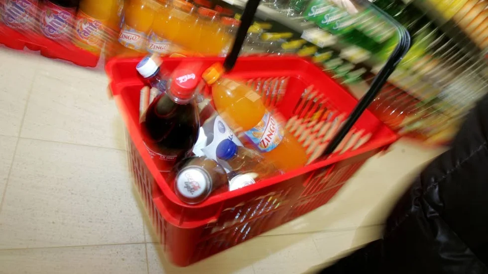 Livsmedel. Tre personer hjälptes åt att stjäla varor i Bålstabutiken.