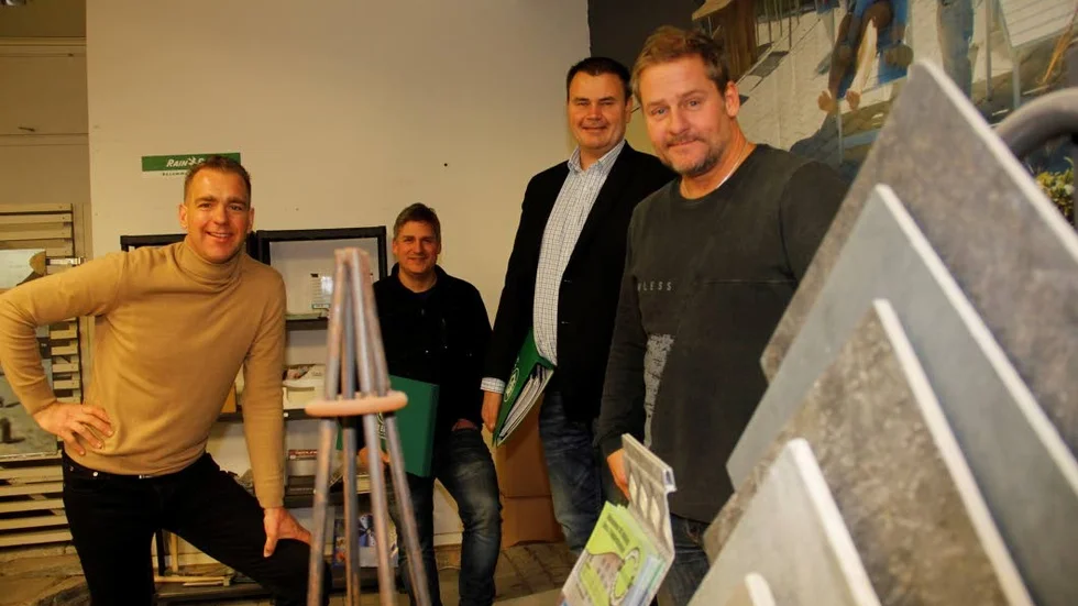 Kolarviks sten & trädgård, Hans Sundström, Pelle Johansson och Thomas Johansson (längst t h) startar stenskola med stöd från Torsten Hjelm, S:t Eriks, (näst längst t h).