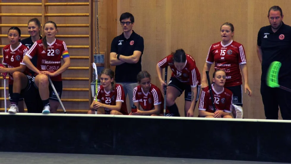 Elina Hiort af Ornäs, längst till vänster, på Stenhagens bänk.