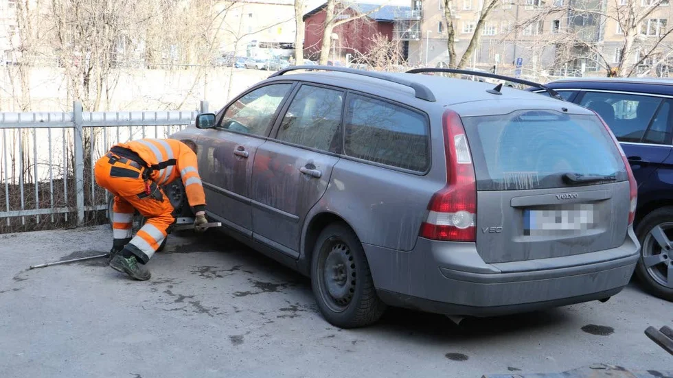 Den misstänkta flyktbilen som rånarna tros ha använt är hemmahörande i Skärholmen och har körförbud.