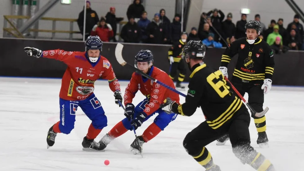 Tät kvalmatch. Erik Vikholm (t v) avgjorde för Unik när det var 47 sekunder kvar av tilläggstiden.