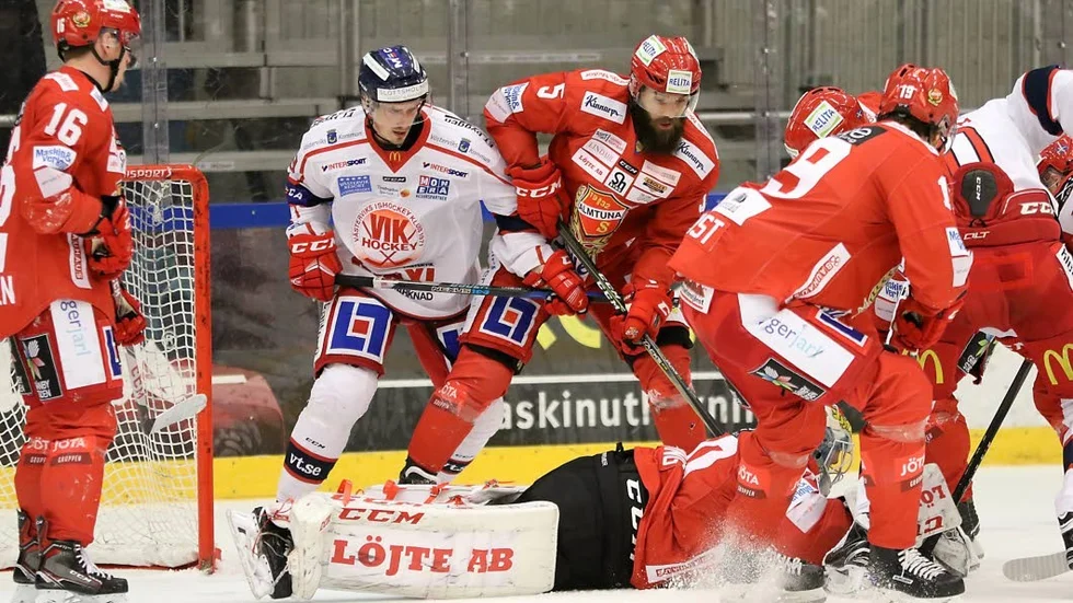 Tätt. Almtunas försvar med målvakten Arvid Ljung i spetsen stoppade Västervik gång på gång.