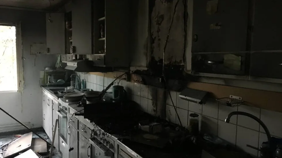 Det brandskadade köket efter att brandkåren släckt branden.