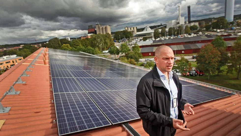 Solcellerna på lasarettet i Enköping är ett klimatsmart val. Bilden är från ett reportage EP gjorde i höstas där bland andra Fredrik Sadjak, ansvarig för solel på Region Uppsala, var med.