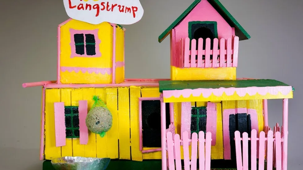 Brons. Österbyskolans klass 7B gjorde en fågelholk inspirerad av Pippi Långstrumps Villa Villekulla.