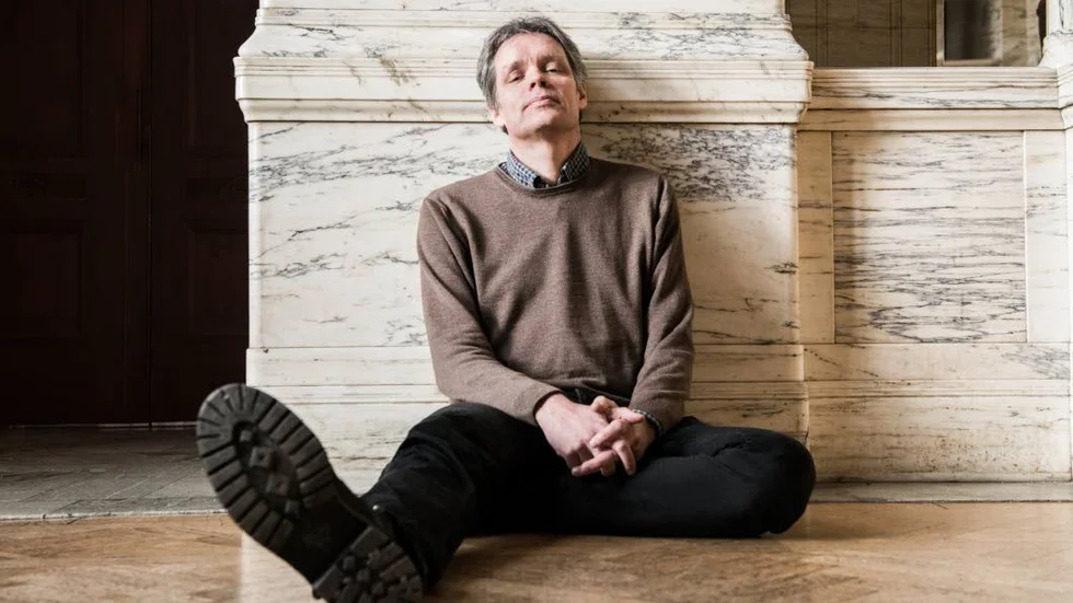 I Dramatens foajè. Uppsalaprofessorn Ulf Danielsson ske medverka i en föreställning på Dramaten med fakta om rymden.