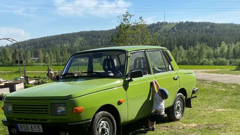 Makens (och barnbarnets) förkärlek för gamla öststatsbilar som Wartburg är inte vår familjs största klimatpåverkan, men att vi alla kommer att behöva omvärdera vad vi prioriterar råder ingen tvekan om. 
Men omställningen måste också göras gemensamt, de individuella påverkan räcker inte och är inte heller rimligt för den enskilde att bära. 