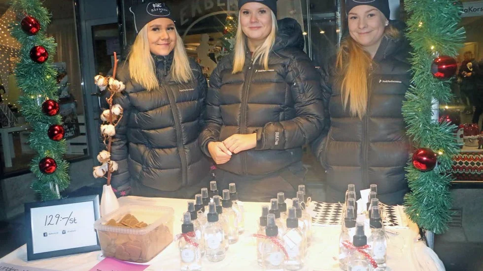 Saga Oskarsson, Tindra Grönberg och Ella Olofsson driver UF-företag där de säljer linnevatten.