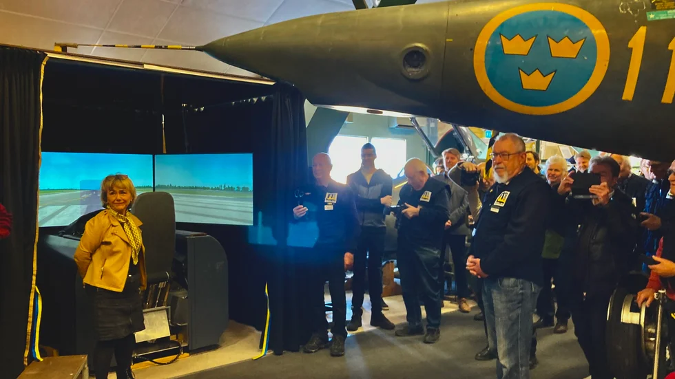 Sugen på att pröva dina vingar som Jas-pilot? I simulatorn på F11 Museum var landshövdingen Beatrice Ask först ut. Eller först upp, om man så vill. Hon kom ned igen också.