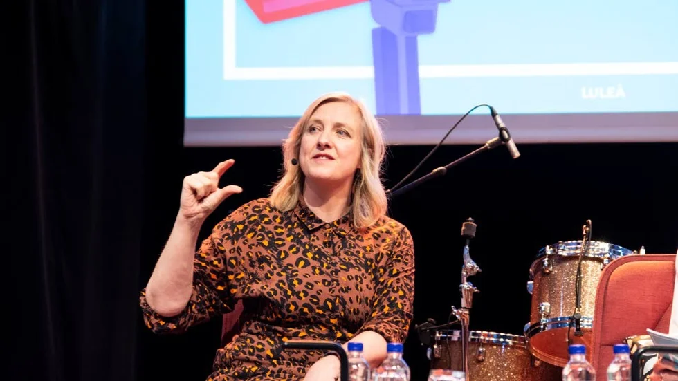 Carole Cadwalladr lockade många till Ebeneser i Luleå som ville lyssna på hur avslöjandet av Cambridge Analytica gick till.