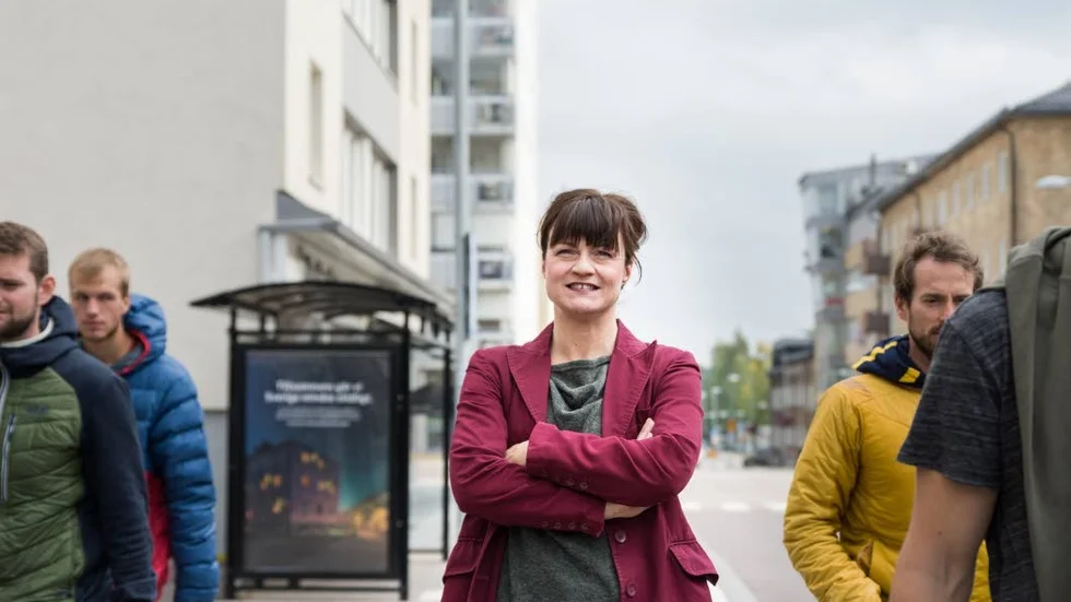 I höst ger sig Charlotte Lindmark ut på turné med föreställningen ”O/Roligt liv - en skuldsanering med styrketårar”.
