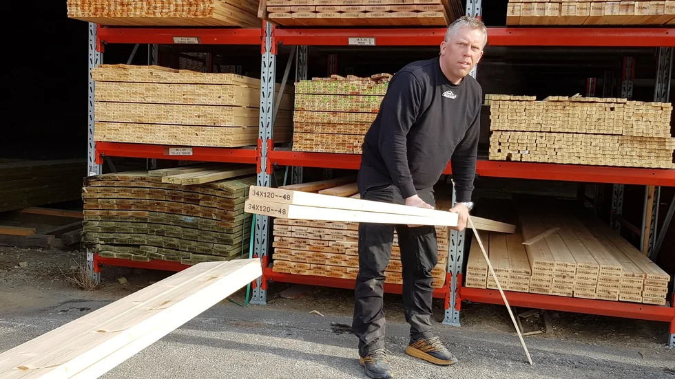 Mikael Eriksson, ägare av Piteå såg och hyvleri, är orolig för vad som händer med kunderna om priserna skjuter i höjden.