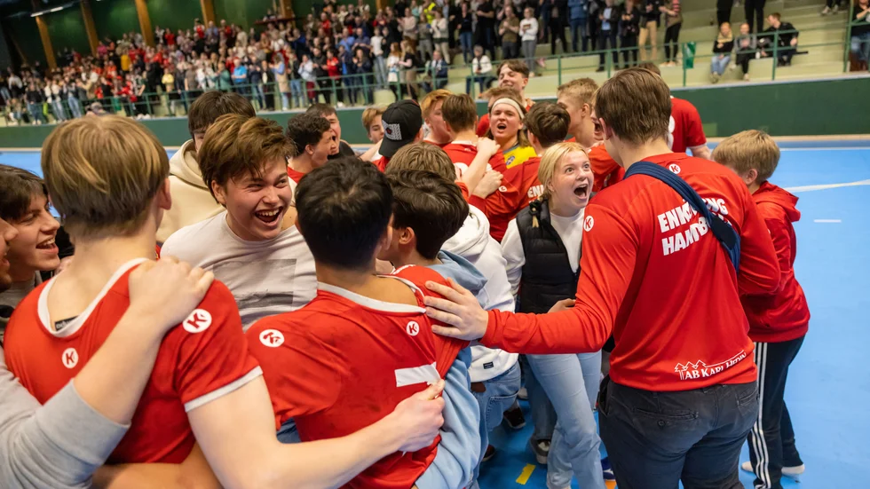 EHF:s P16 firar tillsammans med sin entusiastiska publik att de är klara för slutspelet i USM i Uppsala efter vinst mot Ystad.