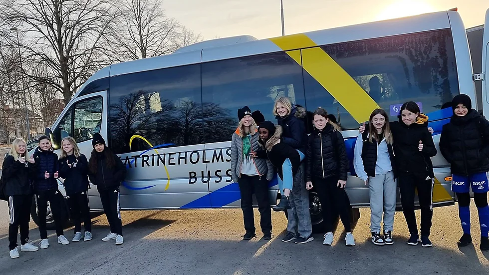 I år tar alla DFK:s lag bussen till seriematcherna. Vinsterna för säkerheten, miljön och sammanhållningen i trupperna väger tyngre än kostnaderna.
