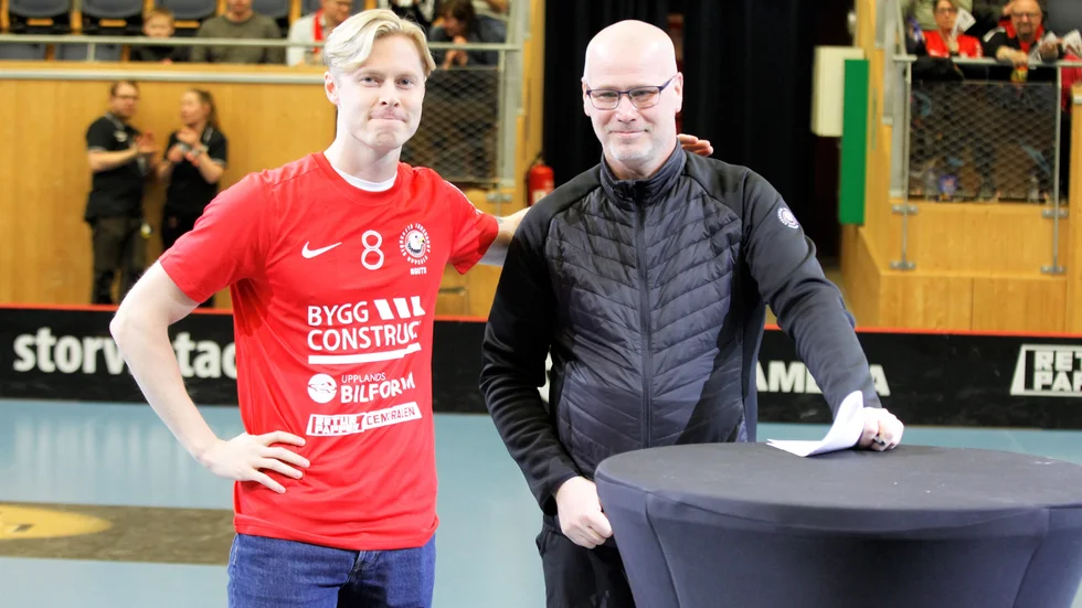 Rasmus Andersson och Storvretas sportchef Henrik Ededahl när kontraktet skrevs under.