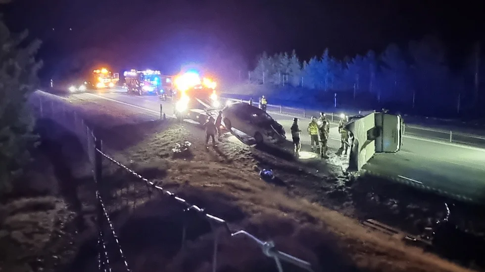 På riksväg 51 inträffade på lördagskvällen en trafikolycka mellan en biltransport och en personbil.