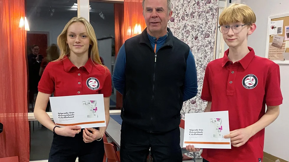 Team LeWa-sport Anna Söderqvist och Viktor Åkerberg flankerar Östergötland cykelförbunds ordförande Ulf Pettersson som räckte över de stipendier de båda tilldelats av förbundet. 