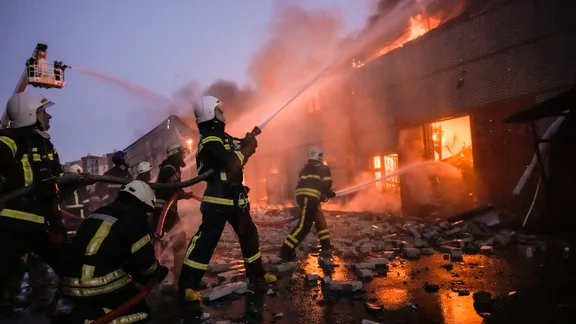 Kiev torsdag 17 mars: Ukrainsk brandkår bekämpar eld i en lagerlokal efter en rysk raketattack.