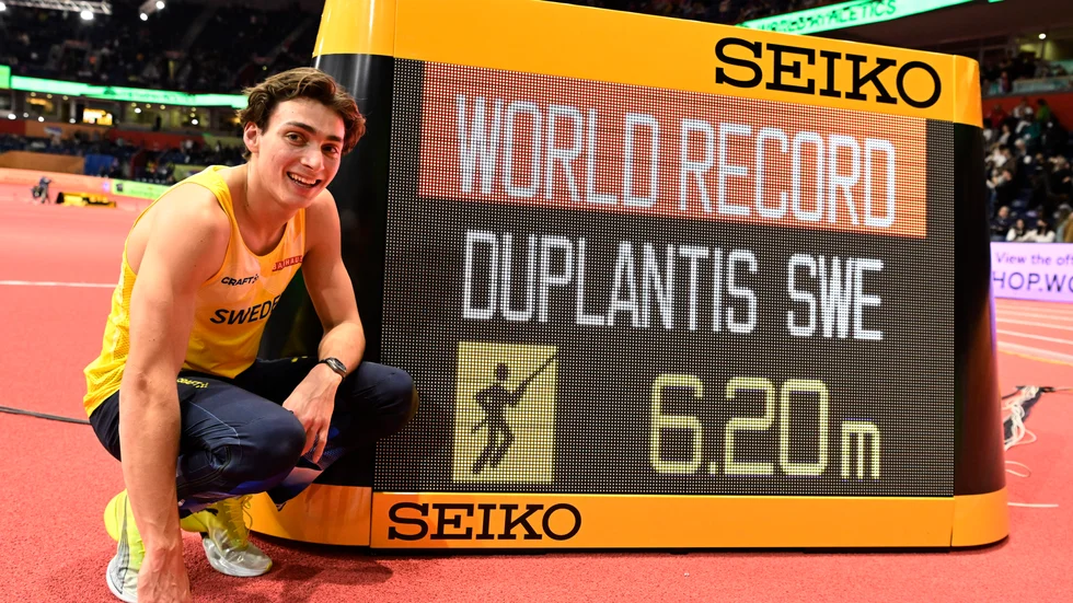 Sveriges Armand Duplantis vinner guld (6,05) och slår dessutom sitt eget världsrekord (6,20) under herrarnas stavhopp under inomhus-VM i friidrott.