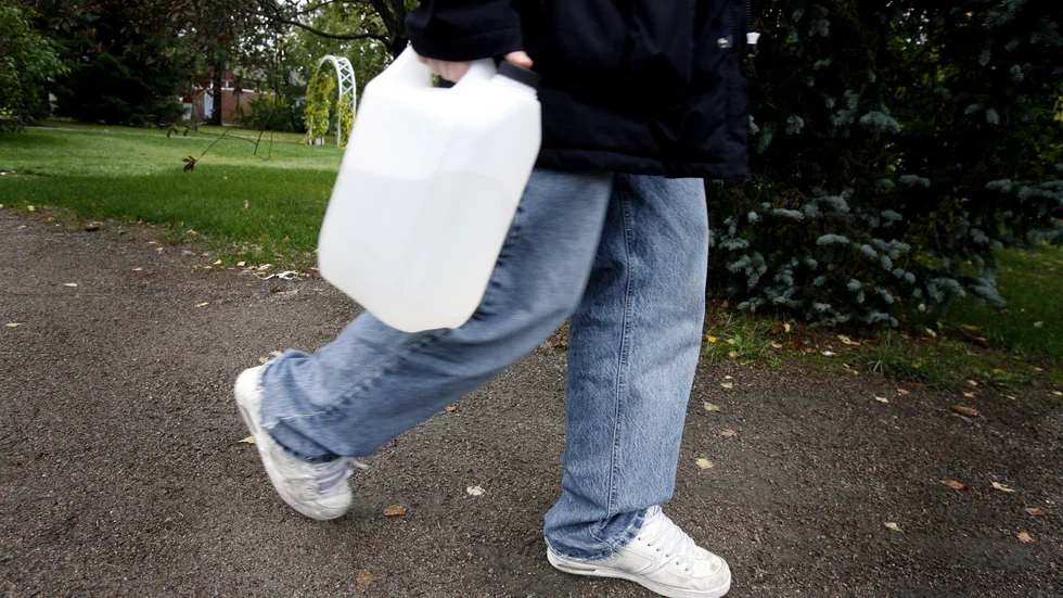 Polisen ska utöver två hembränningsapparater även beslagtagit någonstans mellan 50 och 100 liter sprit på platsen. (Arkivbild)