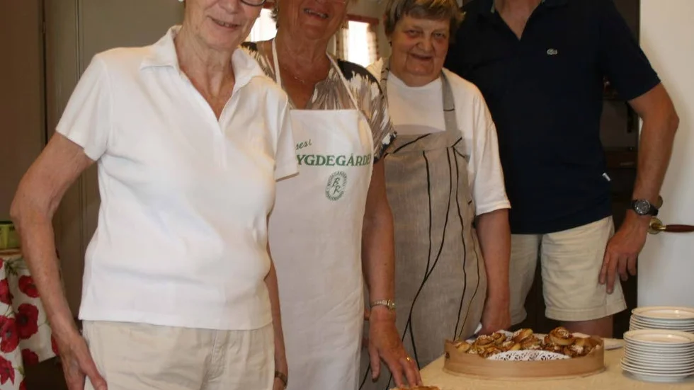 Arrangörer. Det här glada gänget såg till att det blev ett fint firande av Mors dag i Hjälsta bygdegård; Ingrid Lundevall, Lillvor Johansson, Britt Winberg och Roger Lundevall.