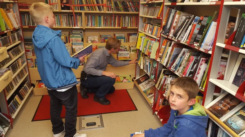 Besök. I väntan på ett nytt bibliotek fick grillbygrabbarna Freddy, 13, och Jason, 8, service av Lars Malmsten i bokbussen vid dess första besök i Grillby. Önskemålen rymden respektive Zlatan kunde uppfyllas.
