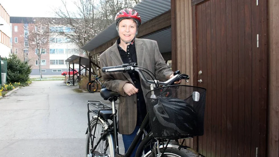 KLIMATET. Camilla Wester, miljöstrateg, ser gärna att kommunens elcyklar används så ofta som möjligt.