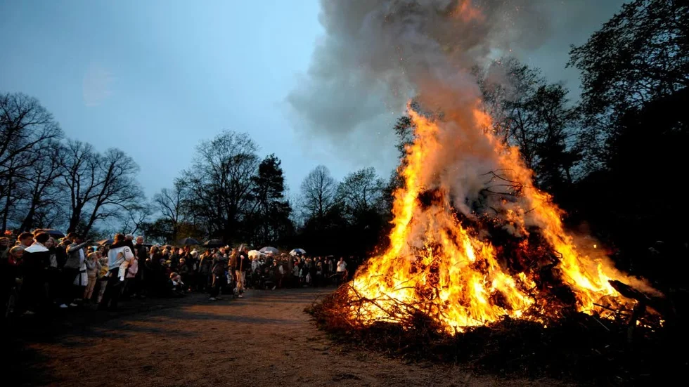 Hot. Det är viktigt att lägga på minnet att dessa till synes harmlösa majbrasor utgör ett hot mot igelkottar och andra djur.