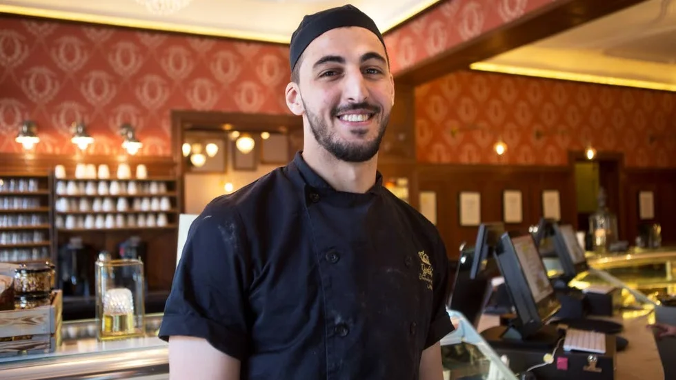 I arbete. På kvällen byter Mohamad Alkadour sina svarta bagarkläder mot en vit judodress och beger sig till Fyrishov för att träna ungdomar i sporten.
