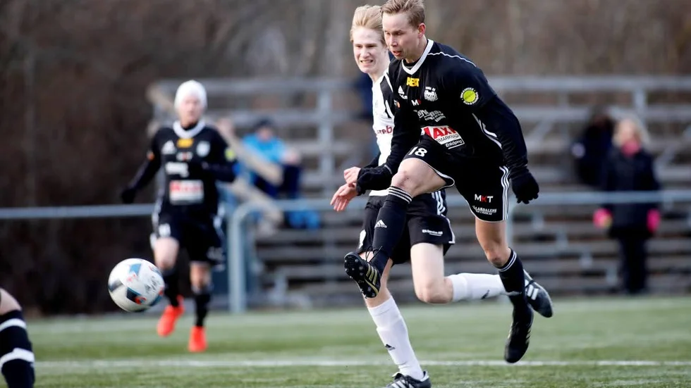 Målfarlig. Nyförvärvet från EIS Markus Thorell effektiv var framåt med två mål.