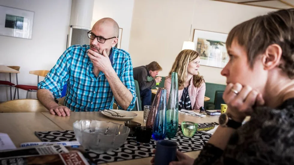 Luttrade. Lärarna i Ärentunaskolans lunchrum välkomnar den extra satsningen på lärarlöner. Läraren Fredrik Jajke hoppas att den inte ska inkräkta på skolans egen budget. I förgrunden slöjdlärarenElin Lindqvist