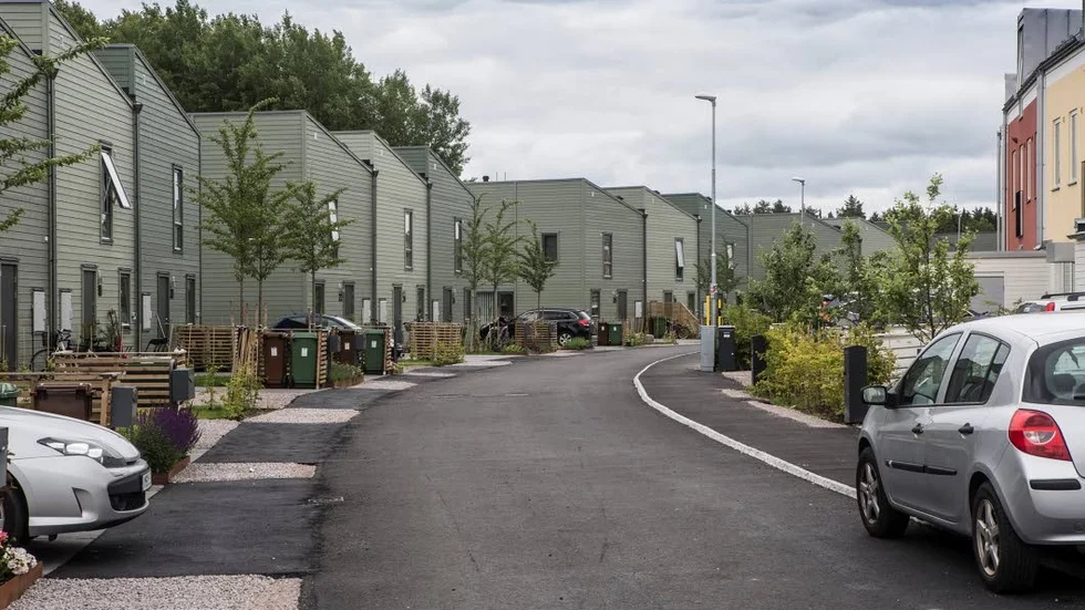 Här är det färg på fasaderna, annars är det mycket vitt och grått i Lindbacken.