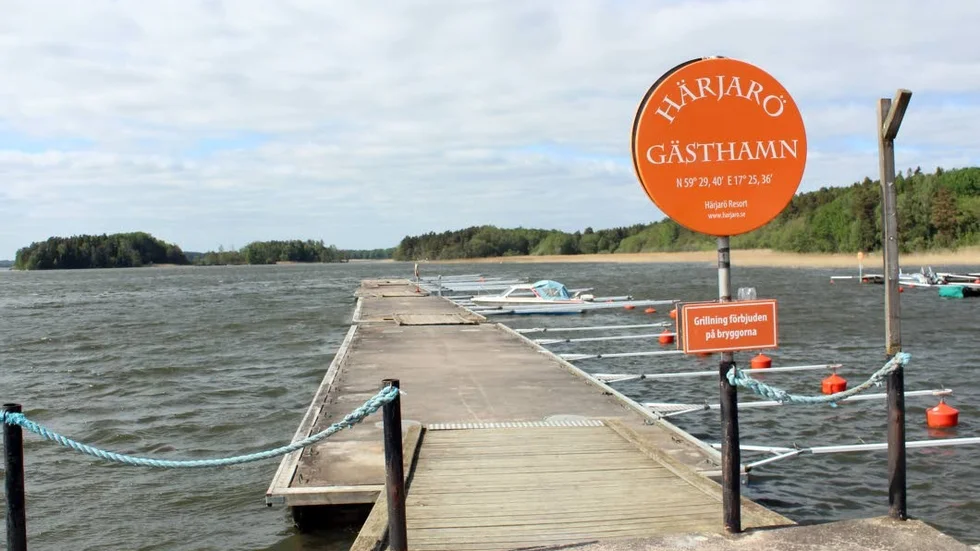 Båthamn. Ett servitut på småbåtshamnen ingår i fastigheten.