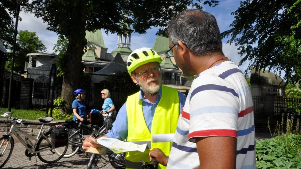 Cyklister. Vinay Kumar, th, i samtal med Björn Engström inför avfärden.