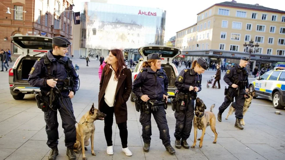 Poliser på Stora Torget demonstrerar för högre löner och bättre arbetsvillkor.
Från vänster Magnus Wikström med Ingvar, Carina Neumann, Sandra Axebäck och Anna Söderström med Sigge.