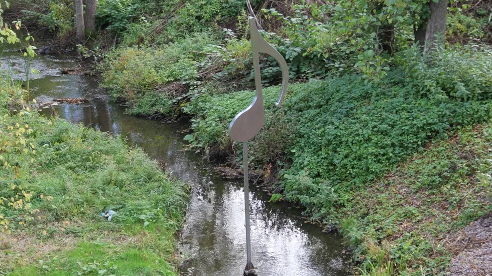 På kvällarna är skulpturen belyst.