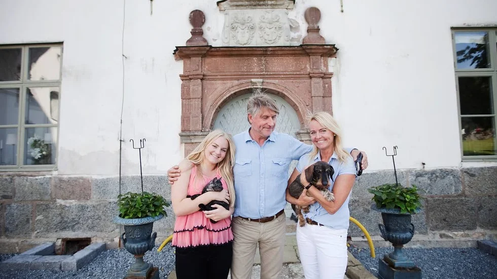 Familjen Norman har bott här i ett år nu. Katarina, Lars och Elisabeth med katten Minou och taxen Ludde.