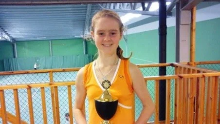 Fanny Östlund med vinnarbucklan.