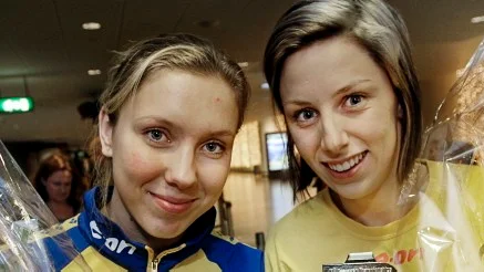 simmare från Upsala simsällskap som tagit EM-medaljer, kommer till Arlanda,  fr v  Emma Svensson, Jennie Johansson