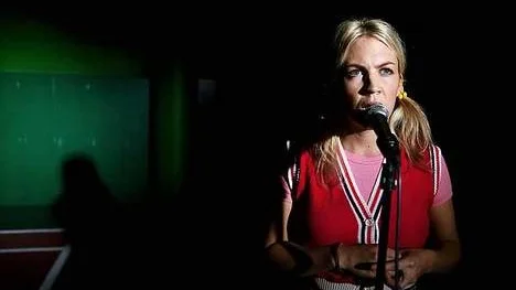 Spelplanen i Palme är en tennisplan. På bilden skådespelaren Julia Marko-Nord.