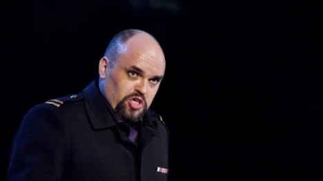 Fredrik Zetterström sjunger Jago, en gestalt som i Shakespeares ursprungstragedi är oberörd av normala moraliska överväganden. Han drivs av en ren och berusande vilja till makt.