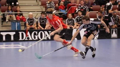 Mattias Samuelsson i kamp med en bollförande Falunspelare.