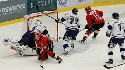 Leksands målvakt mirakelräddar.