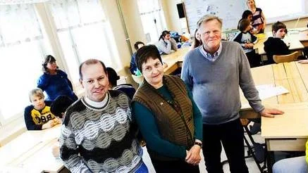 Jim Thomas och Charlayne Myers från Minneapolis står tillsammans med Uppsalaläraren Göran Olsson. Rektor Madeleine Öjdeby skymtar i bakgrunden.