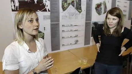 Kristina Forssbeck och  Sara Pålsson är två av studenterna.