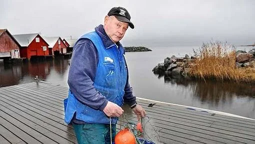 På sommaren säljer Kjell Holmkvist fisk och glass och de upprepade strömavbrotten har inneburit stora problem.
