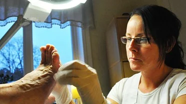 Linda Lamell, distriktsordförande i fotterapeuternas riksorganisation, är kritisk till avtalet.