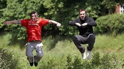 Steve Evets och Eric Cantona i Ken Loachs dramakomedi Looking for Eric - den bästa fotbollsfilmen någonsin.