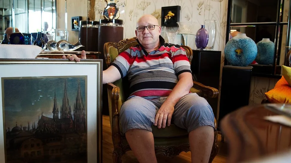 Lägenheten i Fålhagen rymmer många antikviteter. I bakgrunden syns några av de många glaskonstverk som Jan och frun Anne har samlat på sig, och i framkant syns en tavla som Anne har ärvt från sin farfar.